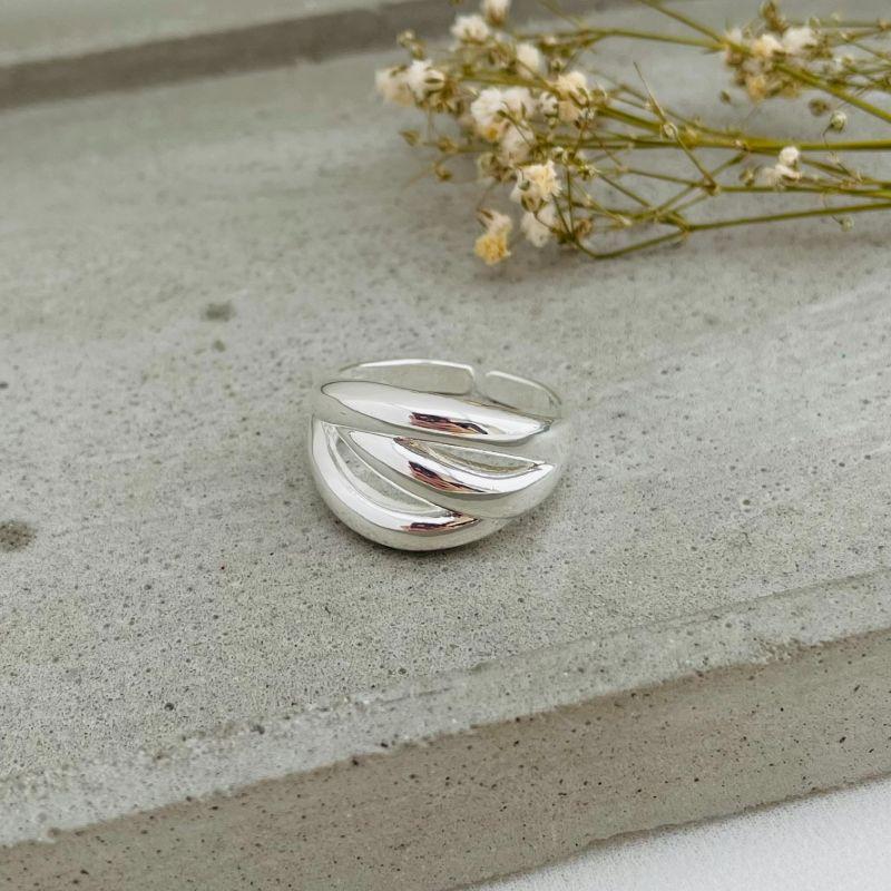 03.2234.0.S - (18 ao 20) Anel de aro aberto em baixo com tres barras lisas tranapassadas em cima