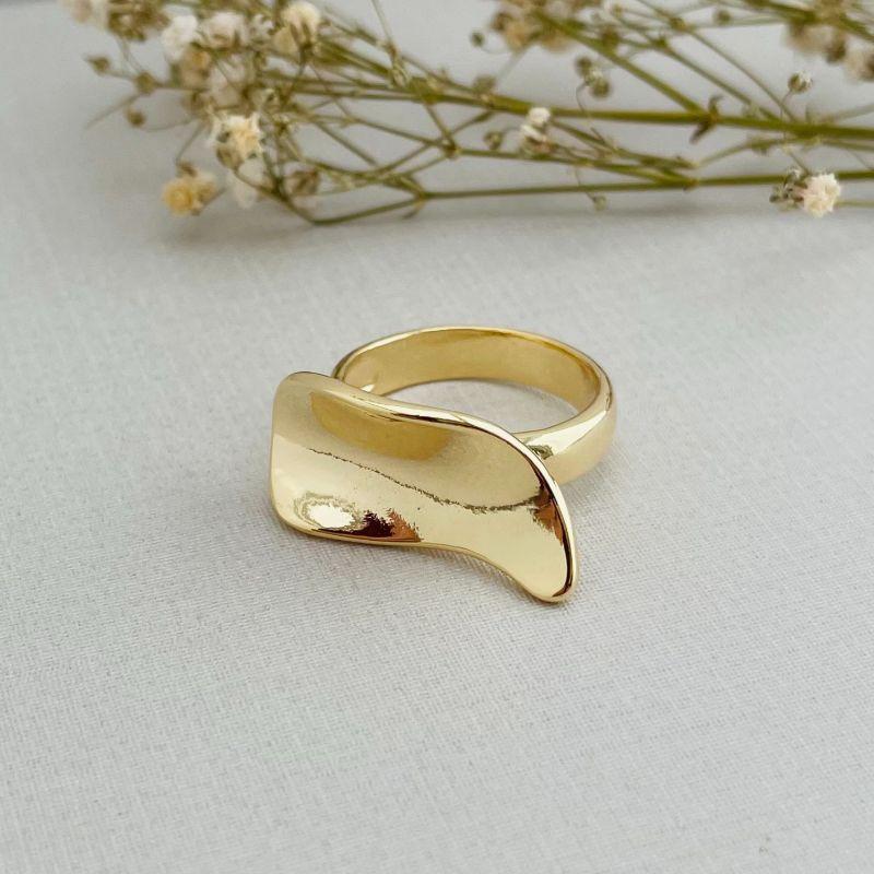 03.2236.0.O - (16) Anel de aro liso largo com escultura em efeito organico alto