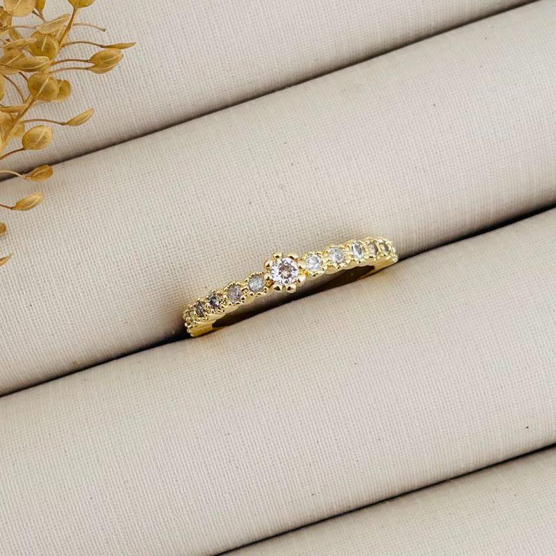 03.2237.1.O - (15) Anel solitário medio com cravação inglesa de spikes com mesmo efeito no aro