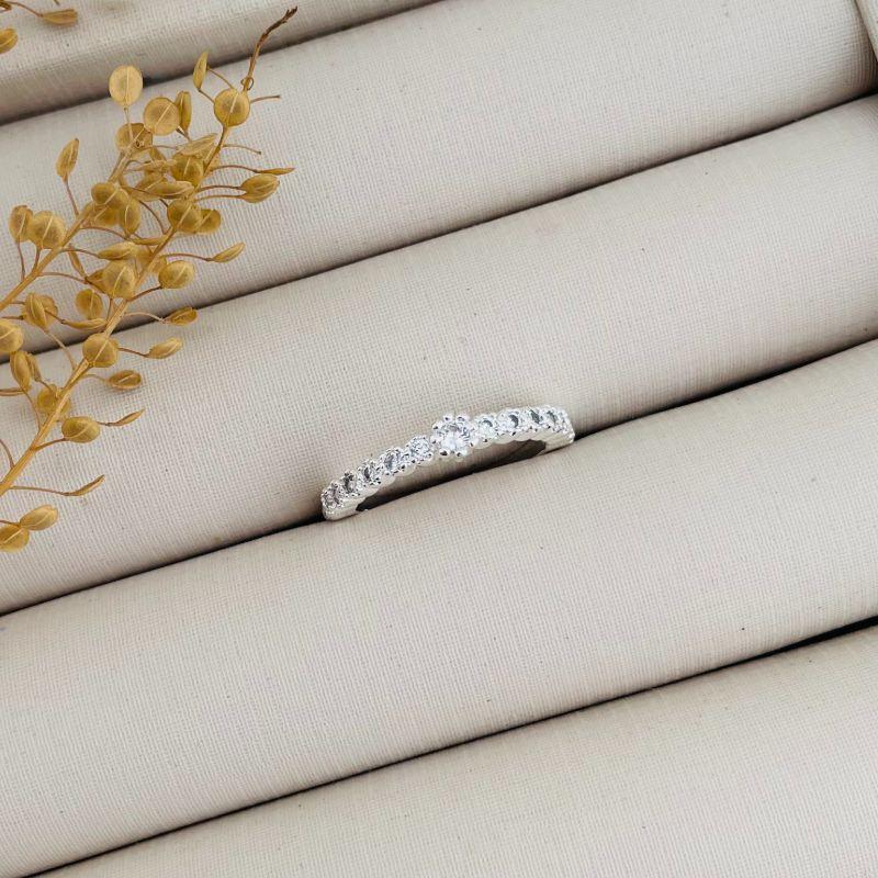 03.2237.1.S - (15) Anel solitário medio com cravação inglesa de spikes com mesmo efeito no aro