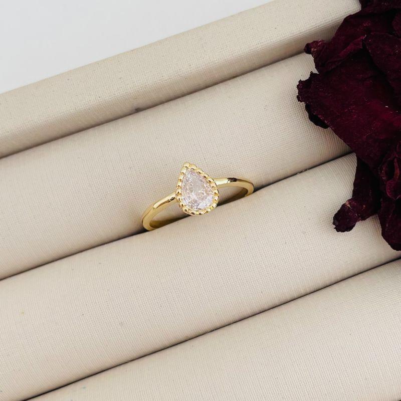 03.2238.1.O - (17) Anel solitario em gota de cravação inglesa spikes com aro liso fino