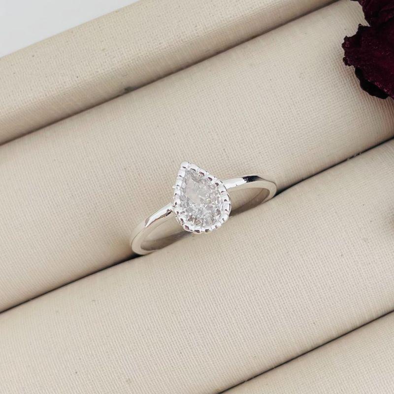 03.2238.1.S - (17) Anel solitario em gota de cravação inglesa spikes com aro liso fino