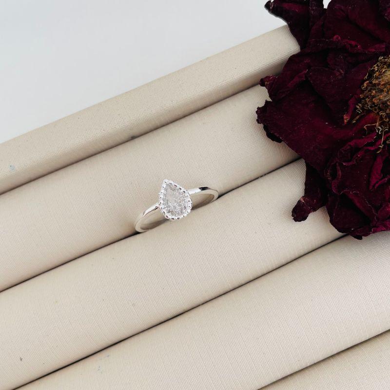 03.2238.1.S - (19) Anel solitario em gota de cravação inglesa spikes com aro liso fino