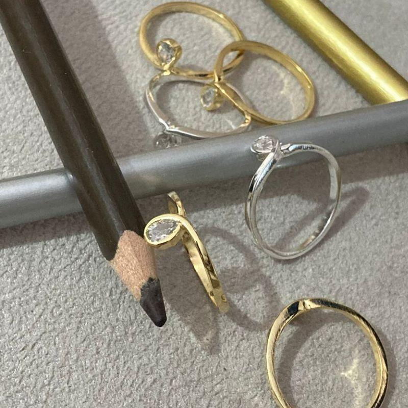 03.2243.1.S - (17) Anel de aro em laço com uma pedra em gota