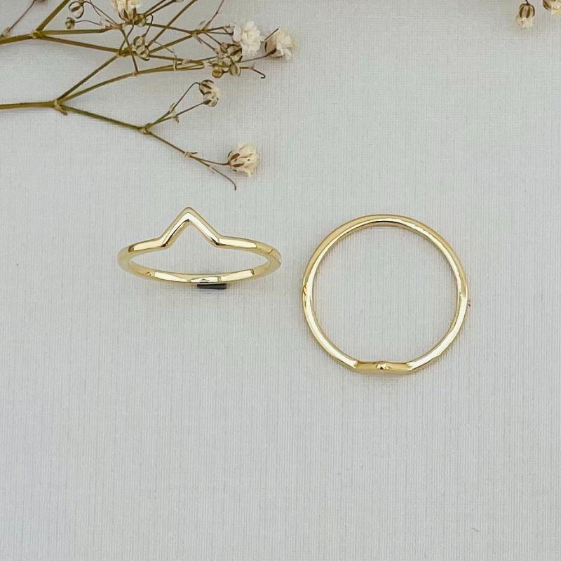 03.2244.0.O - (17) Anel de aro liso fino com um pequeno triangulo