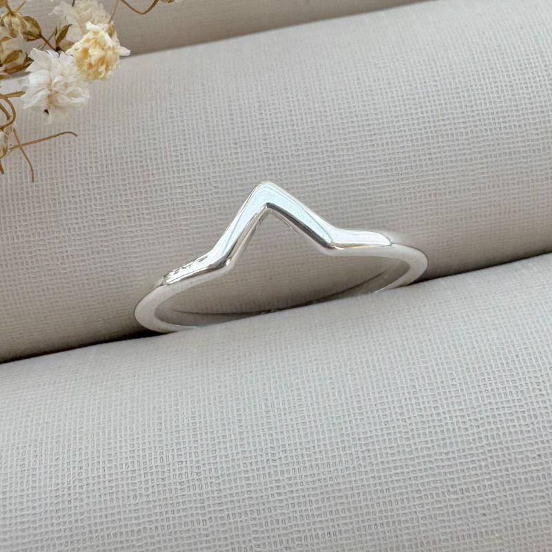 03.2244.0.S - (15) Anel de aro liso fino com um pequeno triangulo