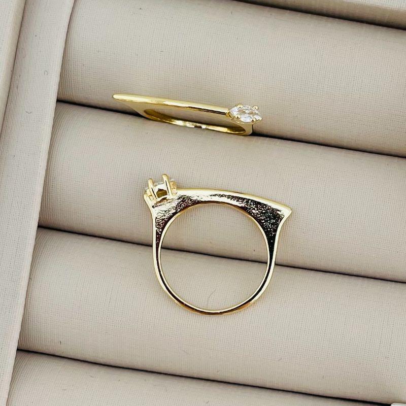 03.2245.1.O - (17) Anel de aro com parte superior larga e pont de luz navete na ponta