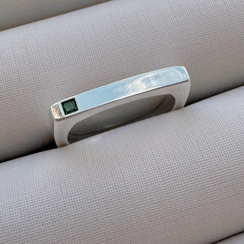 03.2246.0.S - (17) Anel de aro quadrado com barda reta lisa com pedra quadrada