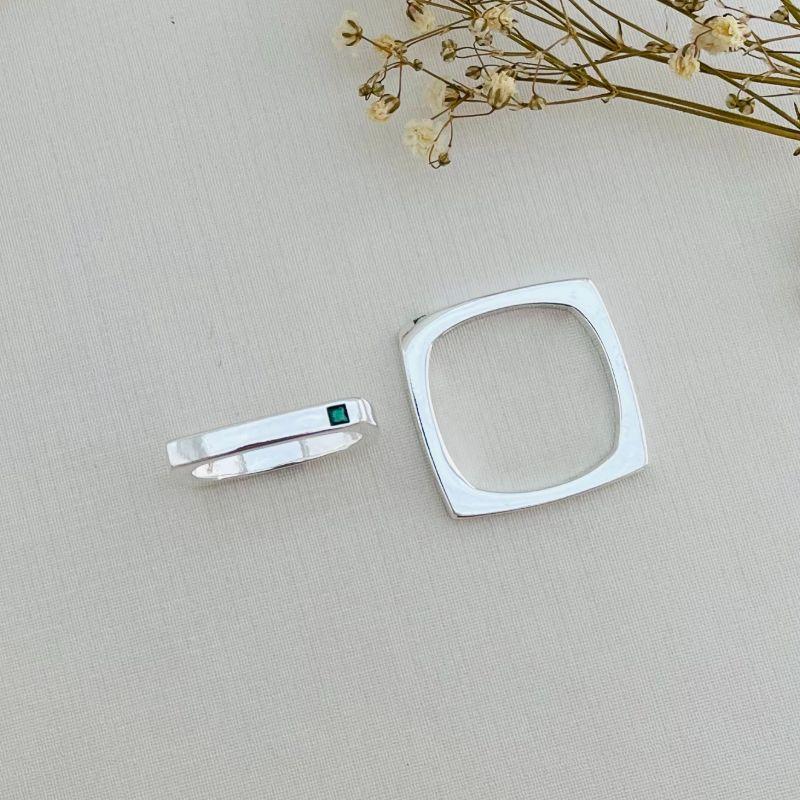 03.2246.0.S - (21) Anel de aro quadrado com barda reta lisa com pedra quadrada