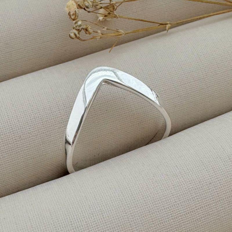 03.2253.O.S - (17) Anel de aro fita lisa em mini V superior