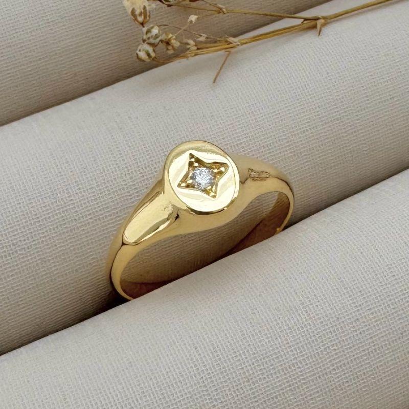 03.2254.1.O - (15) Anel de aro liso com moeda oval e ponto de luz dento de estrela