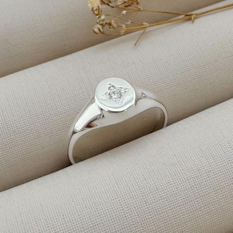 03.2254.1.S - (15) Anel de aro liso com moeda oval e ponto de luz dento de estrela