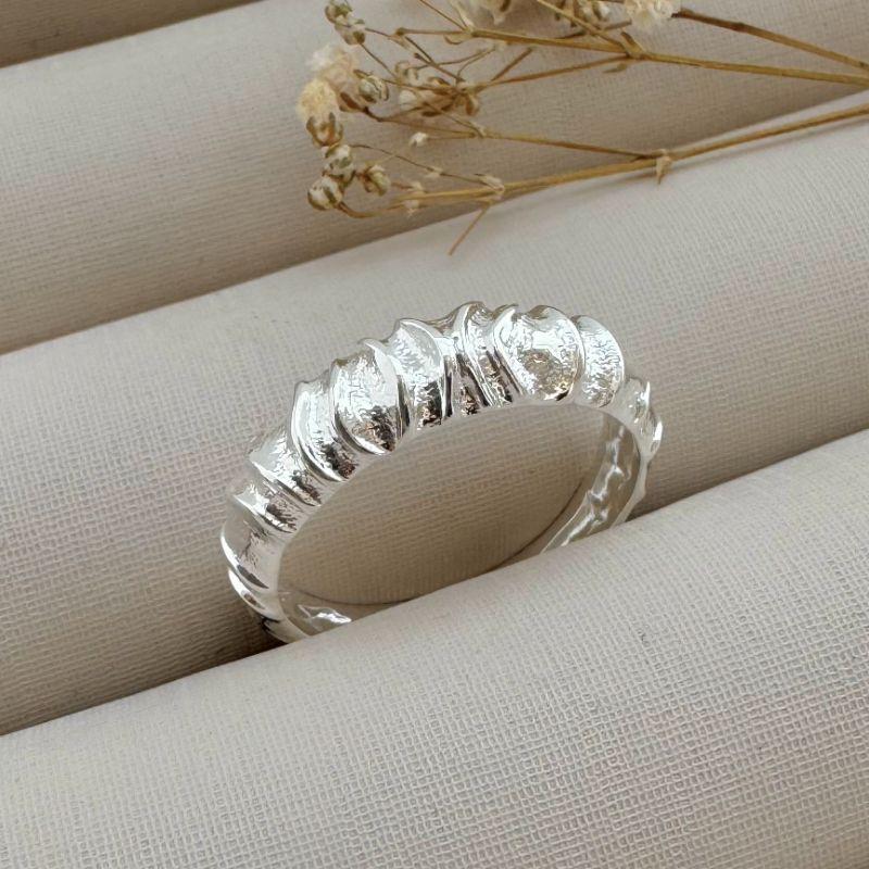 03.2256.0.S - (19) Anel estilo aliança em trabalhado orgânico liso