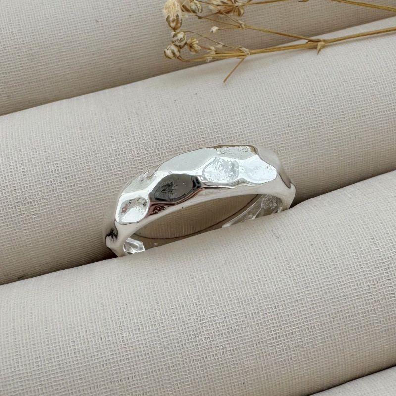 03.2257.0.S - (18) Anel estilo aliança em aro de efeito orgânico colmeia