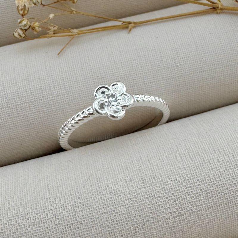 03.2266.1.S - (14) Anel de aro torcido com uma margarida com central de micro zirconia