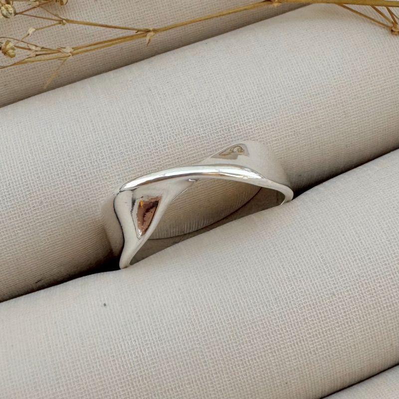 03.2272.0.S - (20) Anel de aro largo em desenho montanha lisa de borda arredondada