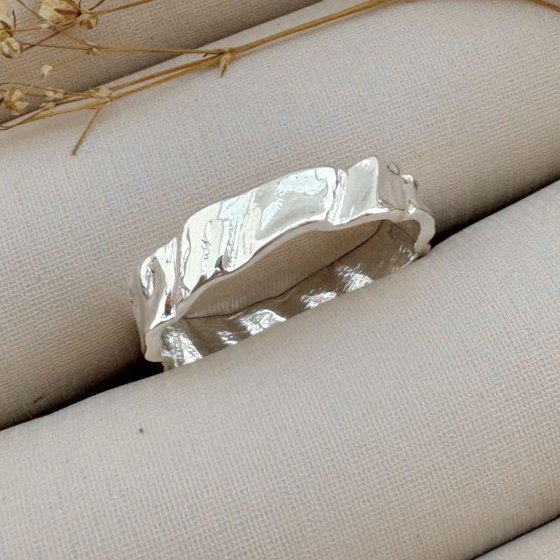 03.2273.0.S - (22) Anel aliança em efeito orgânico onda lisa