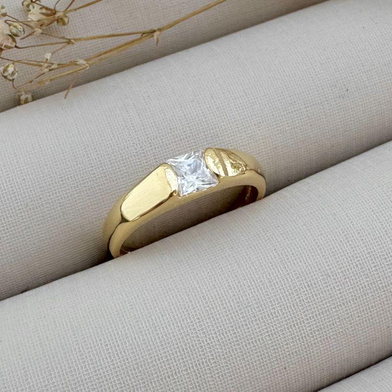 03.2274.1.O - (15) Anel de aro liso largo com uma pedra quadrada mais alta