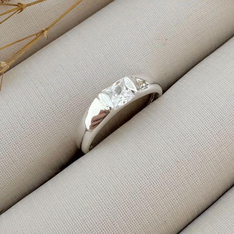 03.2274.1.S - (13) Anel de aro liso largo com uma pedra quadrada mais alta