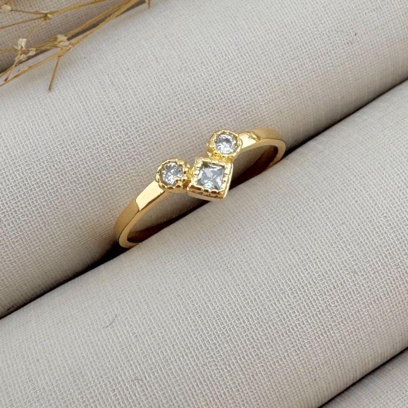 03.2275.1.O - (14) Anel de ro fino liso com duas pedras circulares e uma losangular