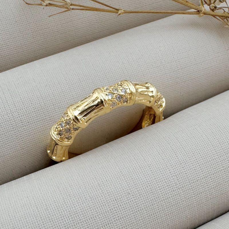 03.2279.1.O - (20) Anel aliança em efeito bambo com cravação intercalada