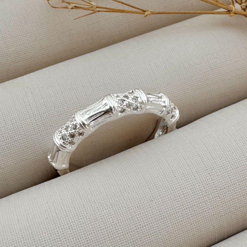 03.2279.1.S - (18,5) Anel aliança em efeito bambo com cravação intercalada