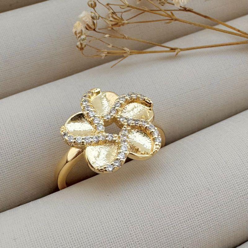 03.2282.1.O - (19) Anel de aro fino liso com flor de cinco pétalas de borda cravejada