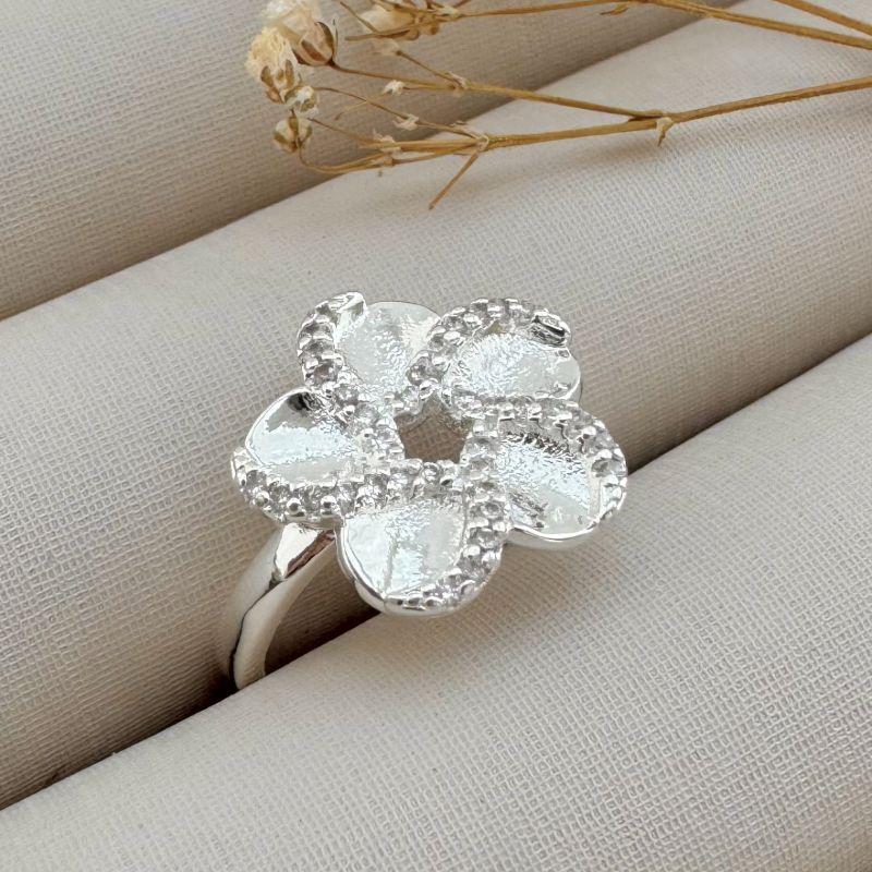 03.2282.1.S - (22) Anel de aro fino liso com flor de cinco pétalas de borda cravejada