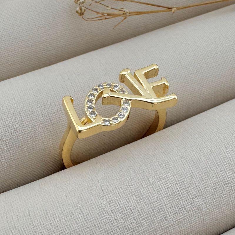 03.2283.1.O - (14) Anel de aro liso com escrita em caixa alta LOVE torta com O cravejado