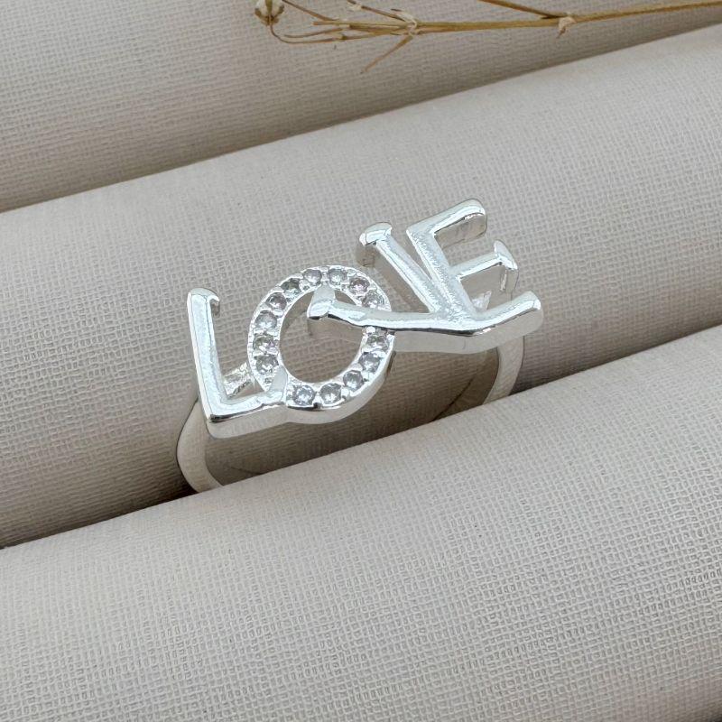 03.2283.1.S - (13) Anel de aro liso com escrita em caixa alta LOVE torta com O cravejado