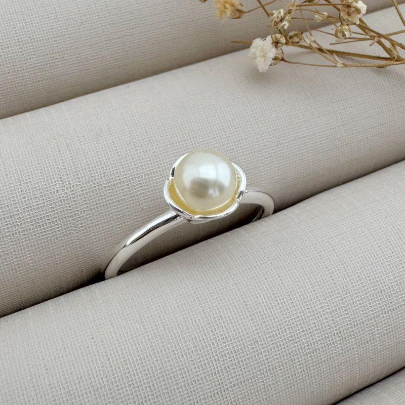 03.2285.15.S - (18,5) Anel de aro fino com uma pérola alta dentro de flor