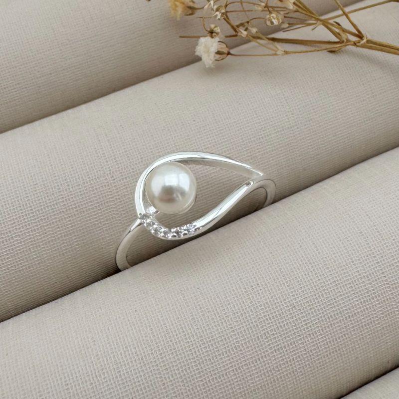 03.2287.15.S - (21) Anel de aro extra fino com desenho de gota cravejada e pérola central