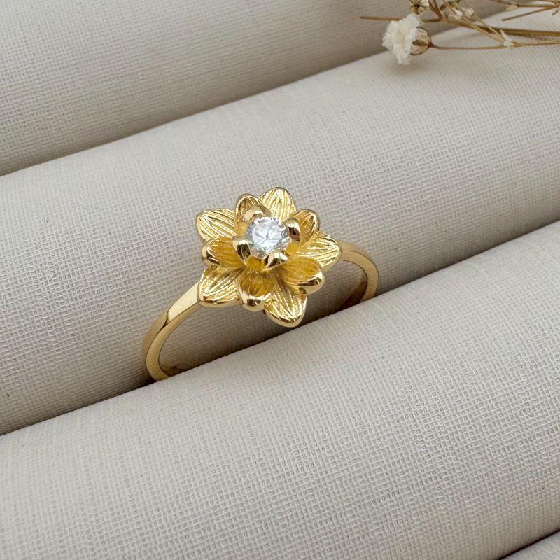 03.2288.1.O - (15) Anel de aro fino simples com flor desenhada alta com ponto de luz central