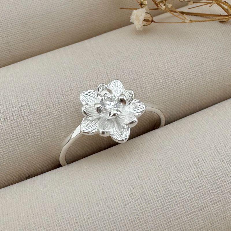 03.2288.1.S - (15) Anel de aro fino simples com flor desenhada alta com ponto de luz central