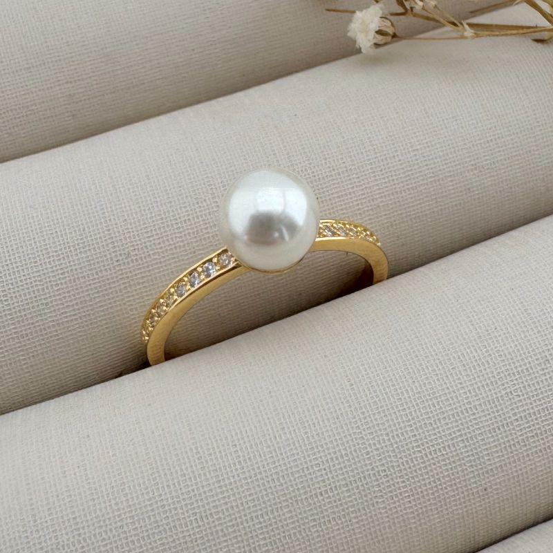 03.2289.15.O - (16) Anel de aro cravejado simples com uma pérola central