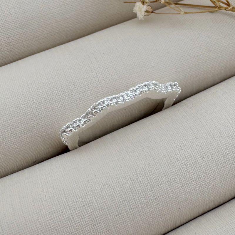 03.2290.1.S - (16) Anel de uma fileira cravejada de aro em ondas regulares