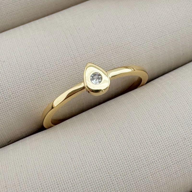 03.2291.1.O - (14) Anel de aro fino com gota delicada e ponto de luz central