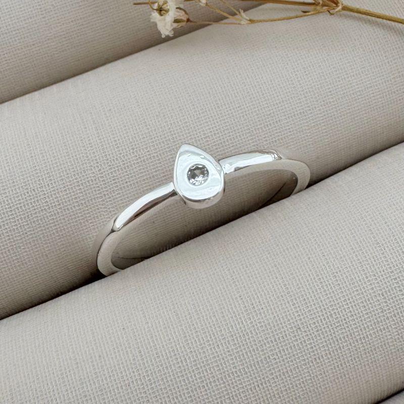 03.2291.1.S - (24) Anel de aro fino com gota delicada e ponto de luz central