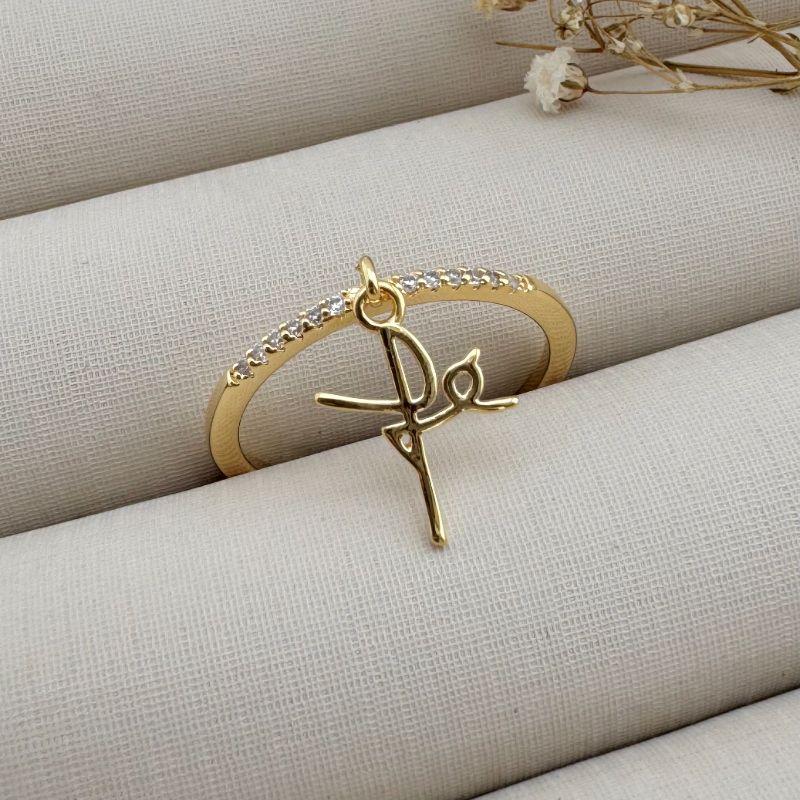 03.2292.1.O - (25) Anel de aro fino cravejado com pingente escrito Fé