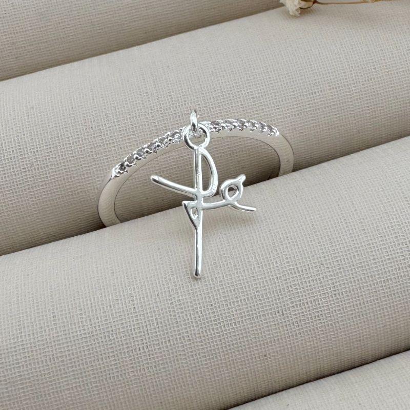 03.2292.1.S - (18) Anel de aro fino cravejado com pingente escrito Fé