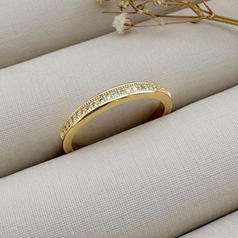 03.2293.1.O - (17) Anel estilo aparador unico de uma linha cravejada com borda alta lisa