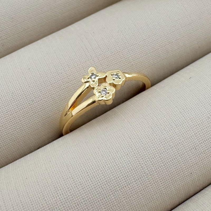 03.2294.1.O - (24) Anel de aro liso com três mini flores com centro em micro ponto de luz