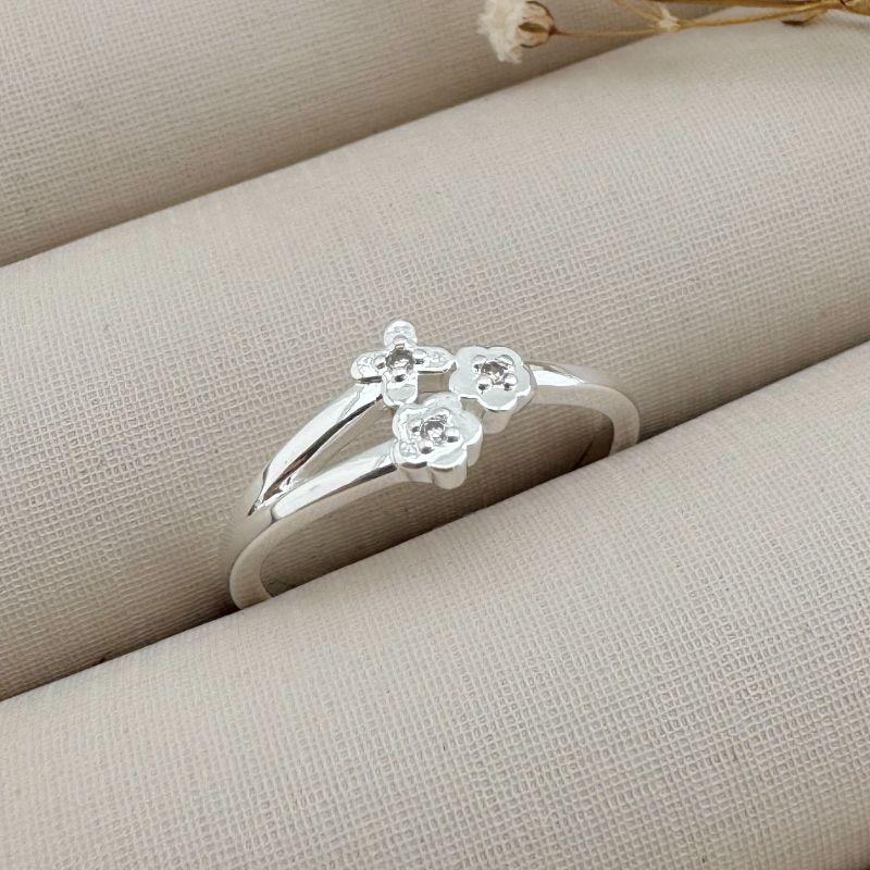 03.2294.1.S - (17) Anel de aro liso com três mini flores com centro em micro ponto de luz