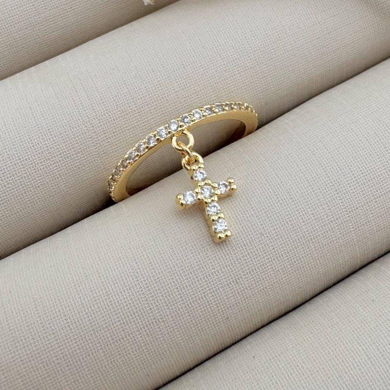 03.2295.1.O - (21) Anel de aro cravejado com pingente de cruz cravejada