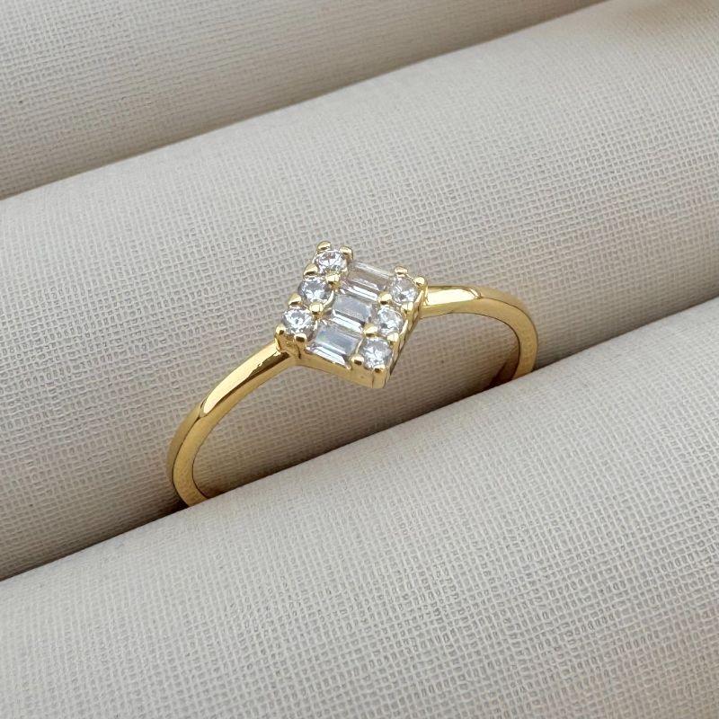 03.2297.1.O - (18) Anel de aro fino liso com solitario de tres pedras baguetes e borda de micro