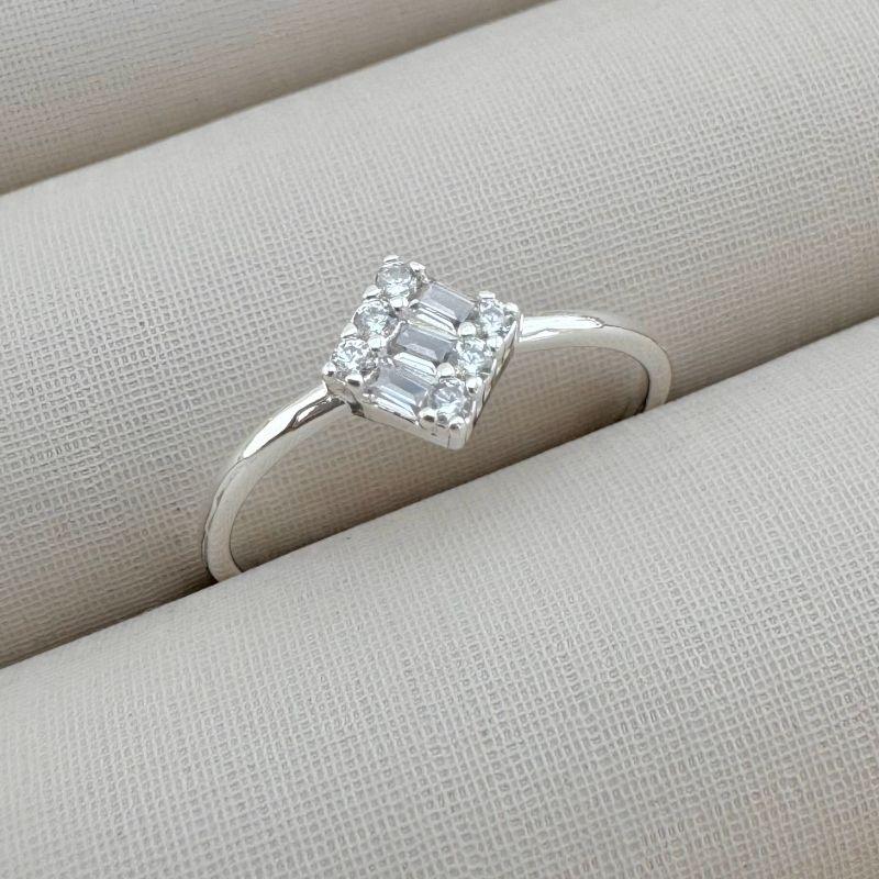 03.2297.1.S - (18) Anel de aro fino liso com solitario de tres pedras baguetes e borda de micro