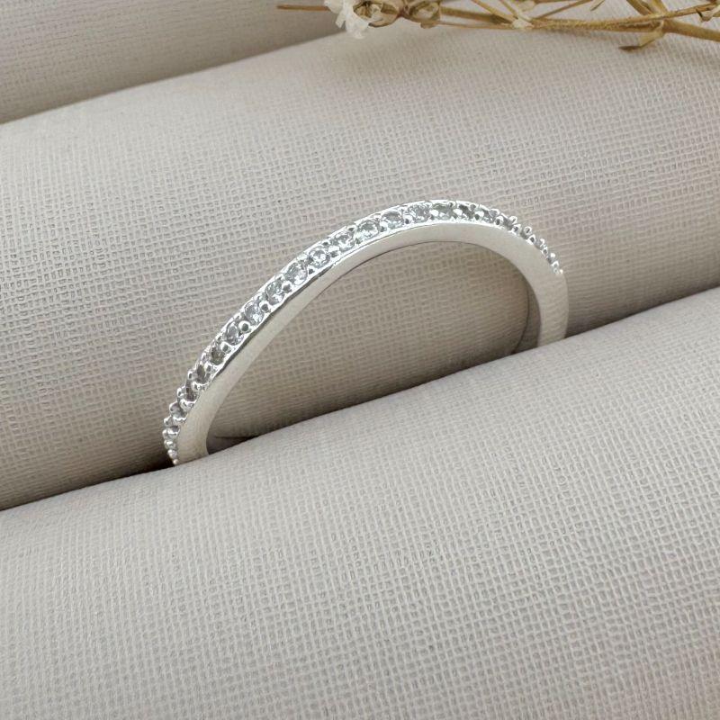 03.2299.1.S - (18) Anel de uma linha cravejada em aro ondulado