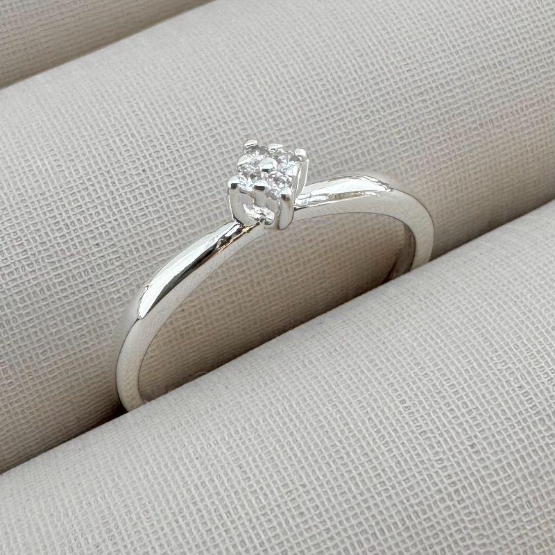 03.2302.1.S - (19) Anel solitario de aro fino liso alto com quatro micro