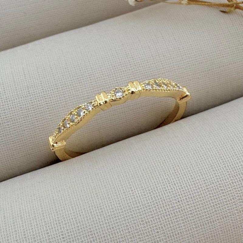 03.2305.1.O - (17) Anel fino em três partes cravejadas divididas por barras verticais lisas