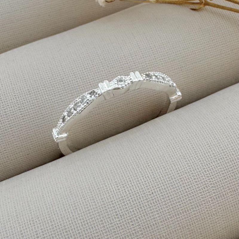 03.2305.1.S - (19) Anel fino em três partes cravejadas divididas por barras verticais lisas